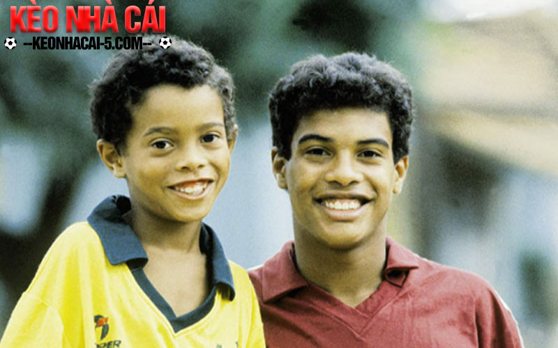 Tiểu Sử Ronaldinho| Ảo Thuật Gia Của Bóng Đá Thế Giới 1 Ronaldo de Assis Moreira (trái)